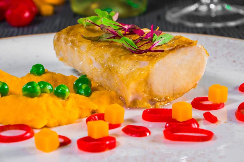 Sonesta Hotel Bucaramanga Floridablanca Buitenkant foto A prepared halibut steak
