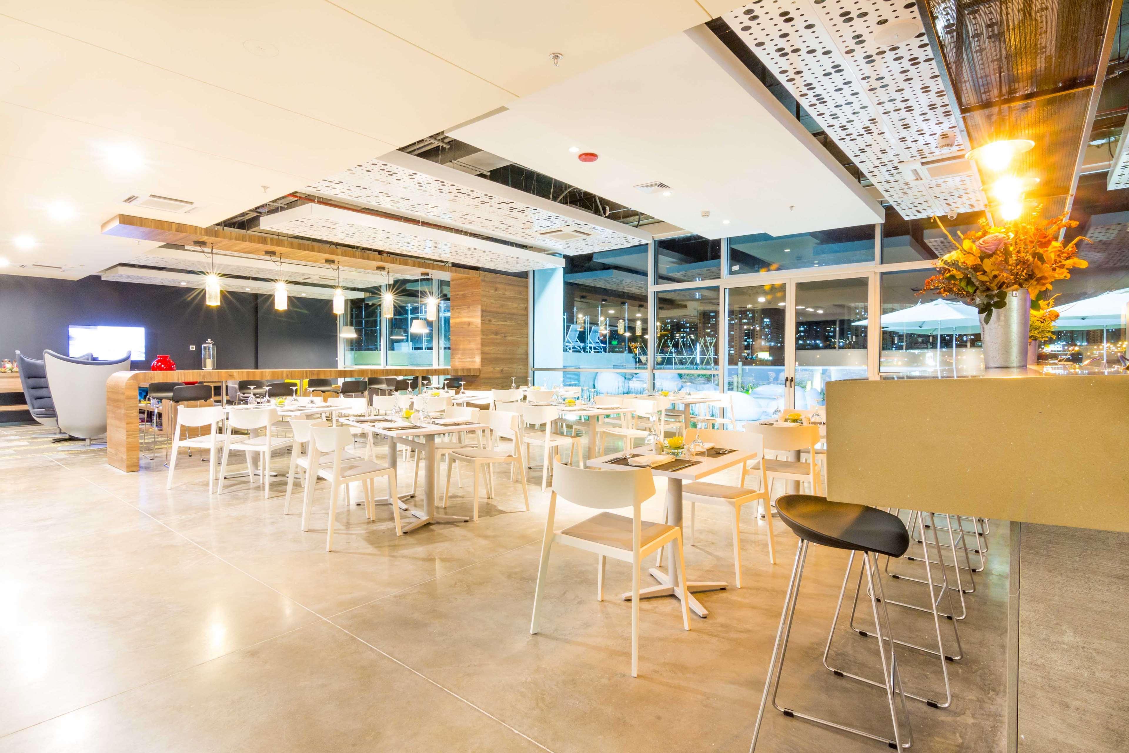 Sonesta Hotel Bucaramanga Floridablanca Buitenkant foto The interior of the airport's business lounge