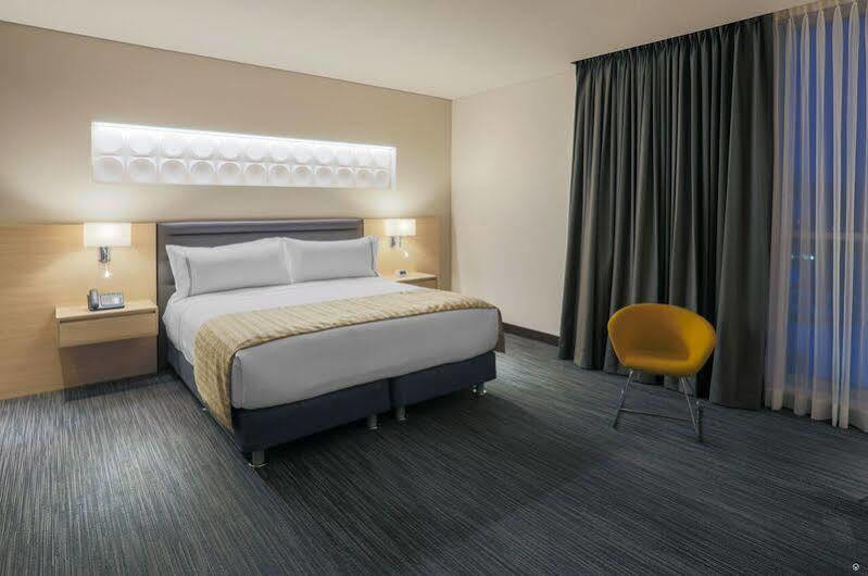Sonesta Hotel Bucaramanga Floridablanca Buitenkant foto A bedroom at the Hilton London Heathrow