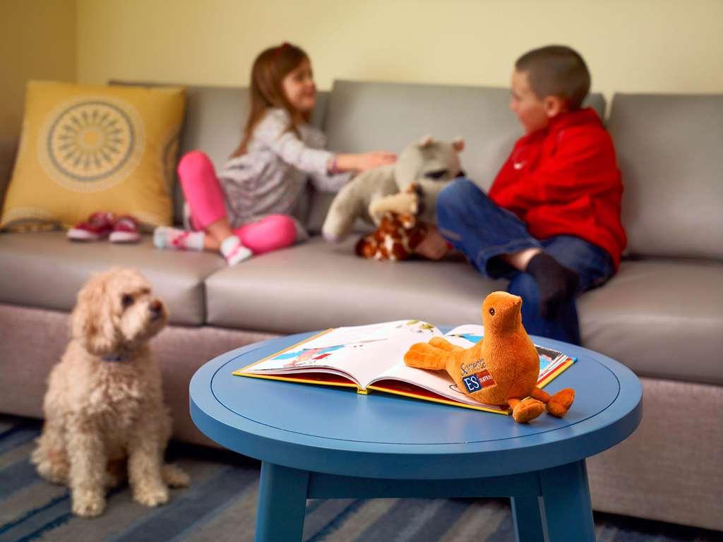Sonesta Hotel Bucaramanga Floridablanca Kamer foto A child with a service dog