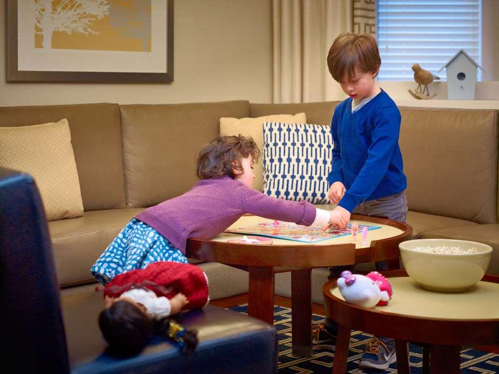 Sonesta Hotel Bucaramanga Floridablanca Faciliteiten foto Children playing with a board game